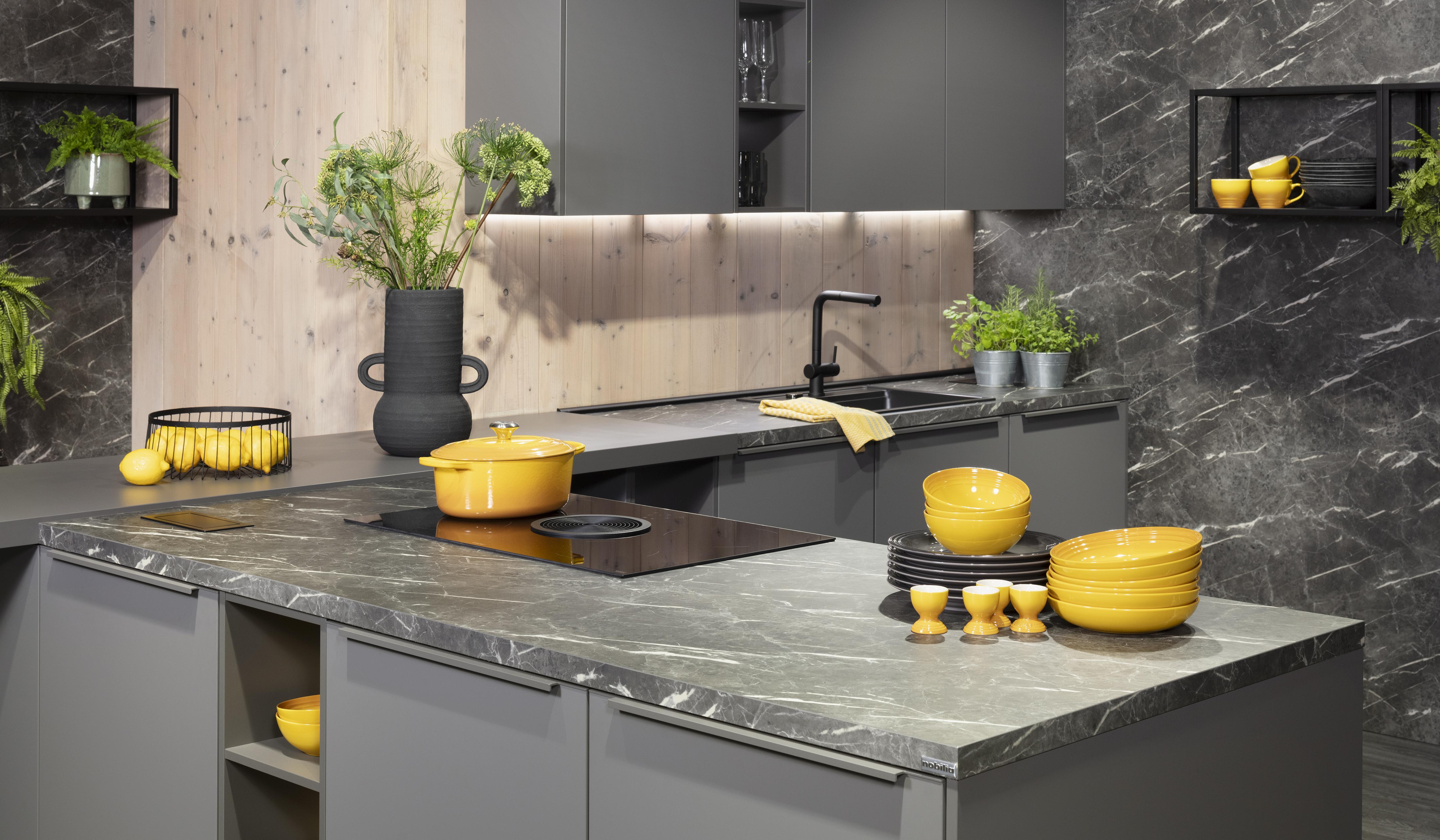 Nobilia Küche Schiefergrau-Mattlack mit Marmordekor