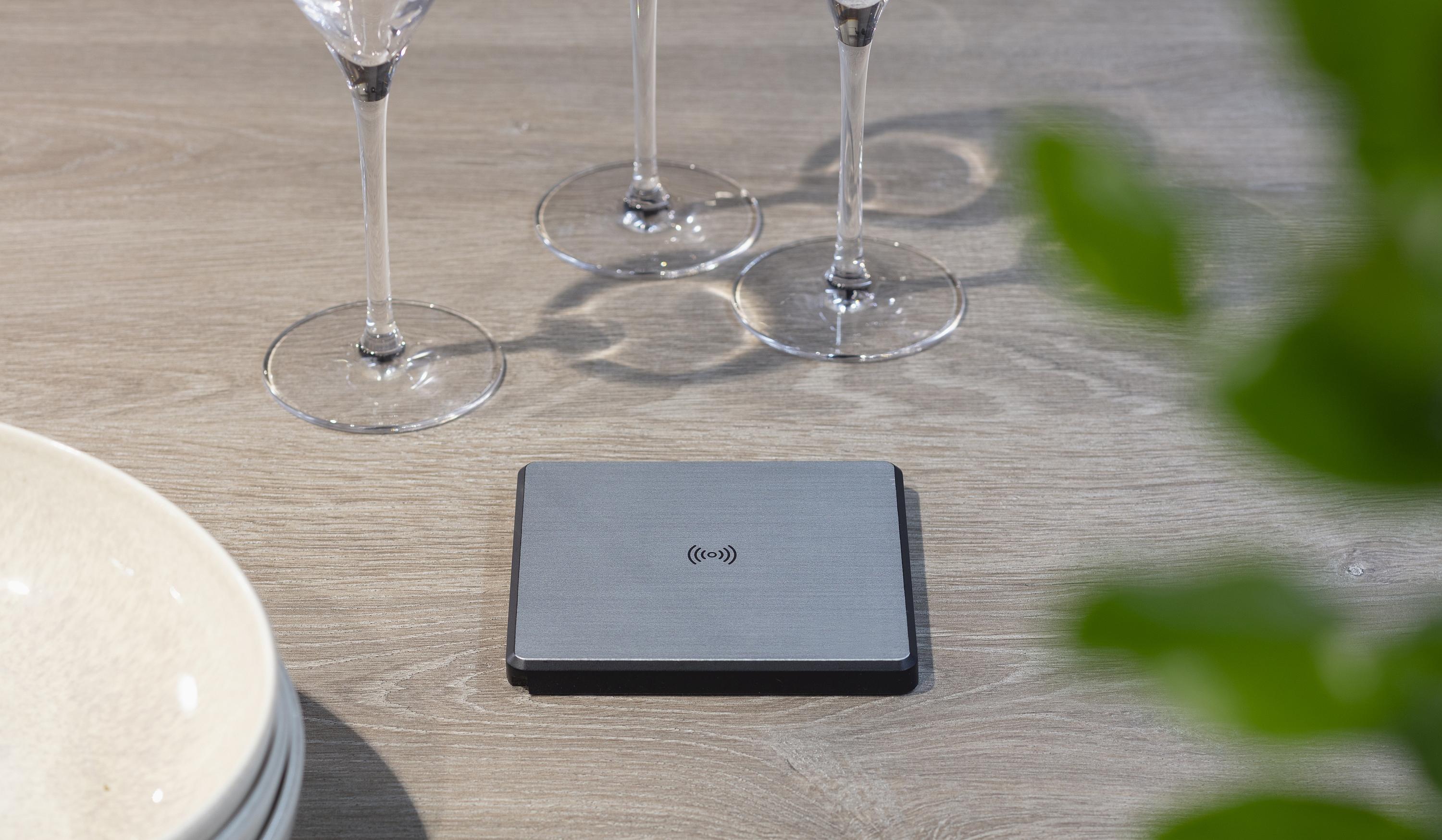 Induktive Ladestation für Smartphone in Küchen-Arbeitsplatte