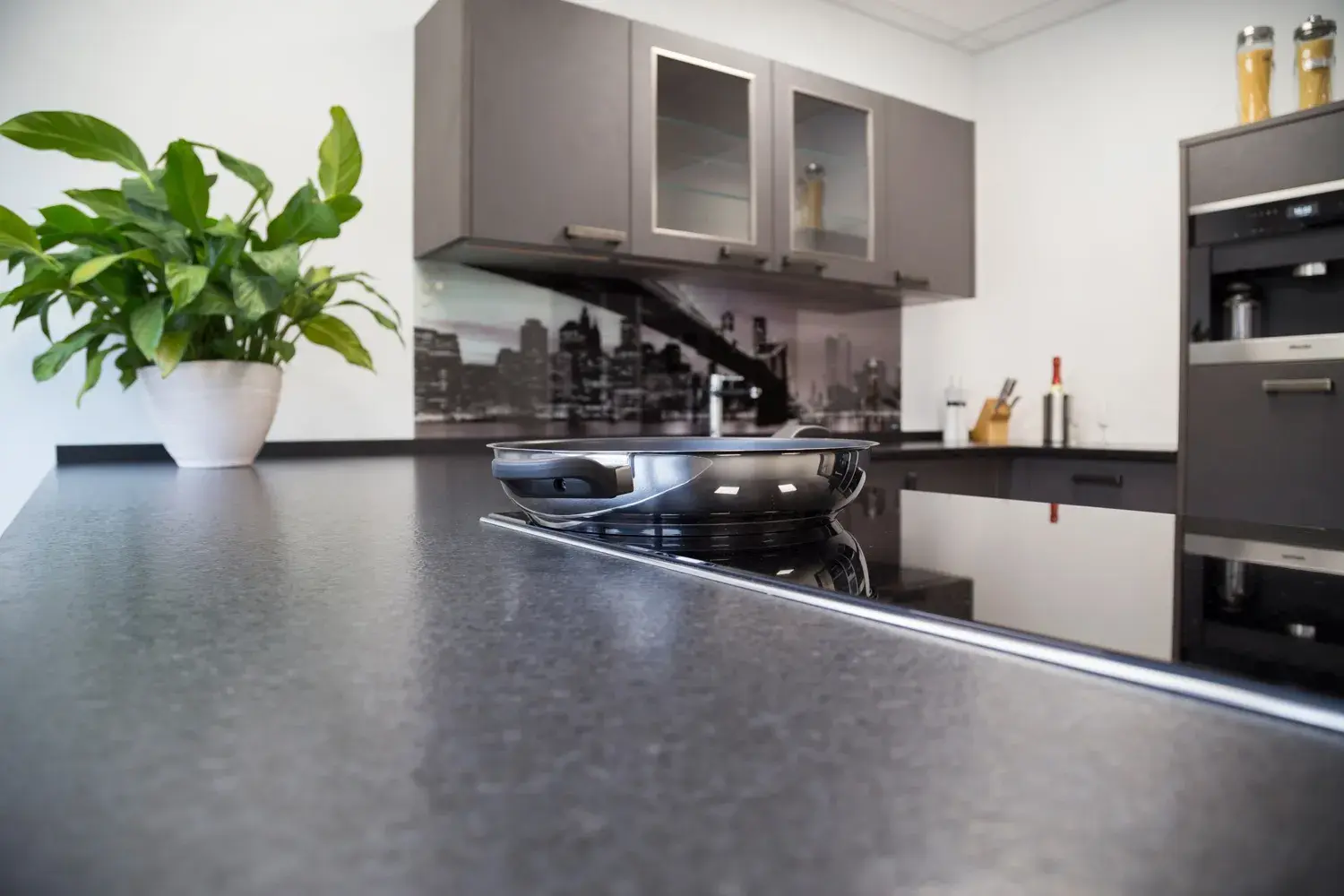 Arbeitsplatte mit integriertem Kochfeld. 